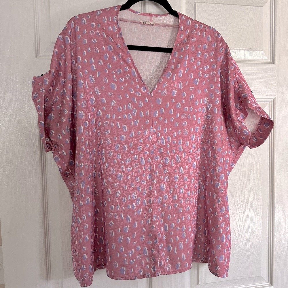 Jodifl silky top in pink/purple leopard print. (Runs big/oversized) super soft.